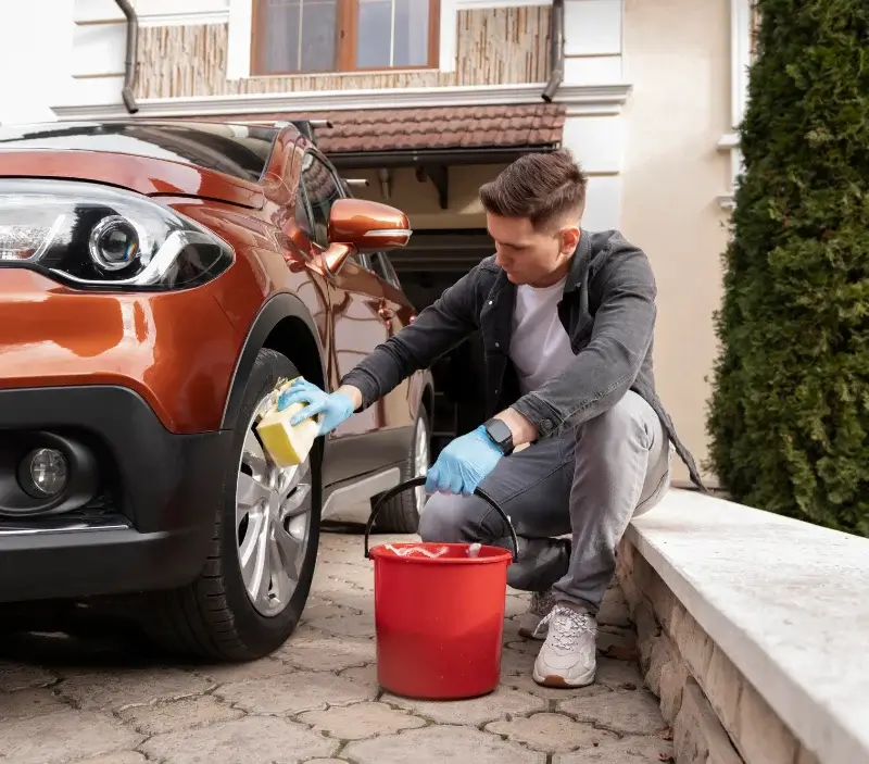 Lavage auto à domicile Villeron : professionnel intervenant sur un véhicule